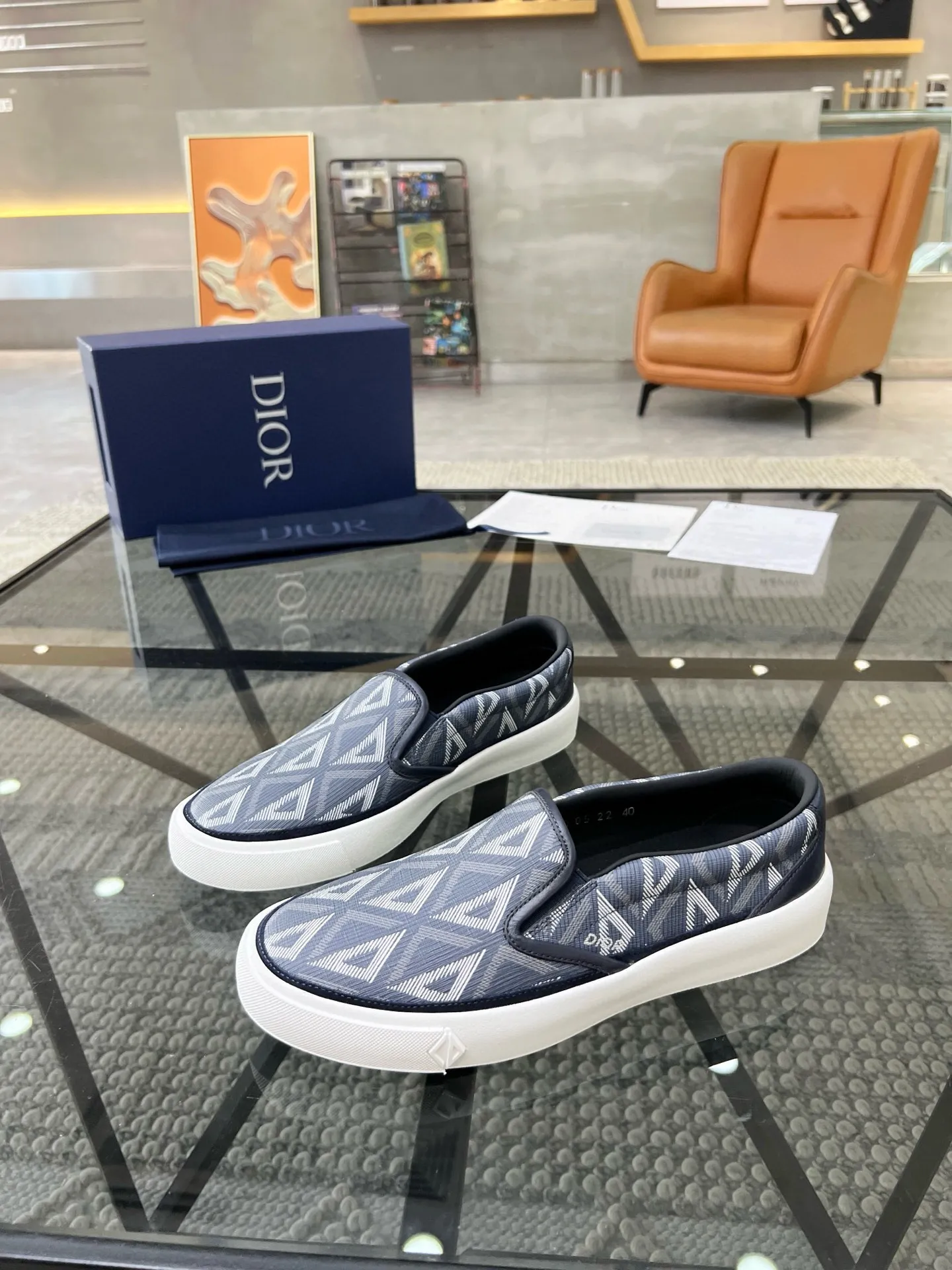 Factory price: 380💰D 🔍Top purchasing agent🇮🇹 Dior's super popular sneakers, popular sneakers, new products are synchronized with the counters. The uppers are imported cowhide from Italy. It is perfectly reproduced with complex craftsmanship that is a must-have for fashionistas. Imported soft water-dyed cowhide lining and foot pads Sole: The original sole is specially provided by the original factory, the exclusive movable molded sole is super comfortable, the original factory follows the order, 🔍🔍high quality, you can enter and exit the counter at will, welcome to compare, the code number is 39-44 (38 45 can be ordered)